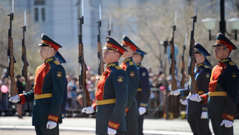 Военнослужащие во время военного парада в Чите, посвящённого 72-й годовщине Победы в Великой Отечественной войне 1941-1945 годов