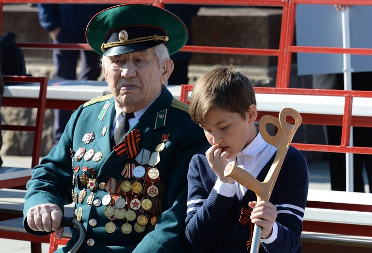 Зрители во время военного парада во Владивостоке, посвящённого 72-й годовщине Победы в Великой Отечественной войне 1941-1945 годов