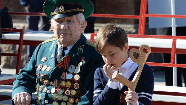 Зрители во время военного парада во Владивостоке, посвящённого 72-й годовщине Победы в Великой Отечественной войне 1941-1945 годов