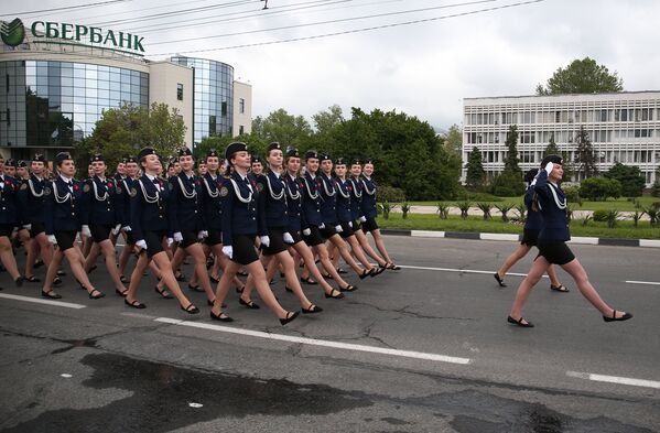 Военнослужащие во время военного парада, посвященного 72-й годовщине Победы в Великой Отечественной войне 1941-1945 годов, в Новороссийске