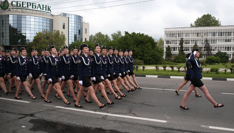 Военнослужащие во время военного парада, посвященного 72-й годовщине Победы в Великой Отечественной войне 1941-1945 годов, в Новороссийске