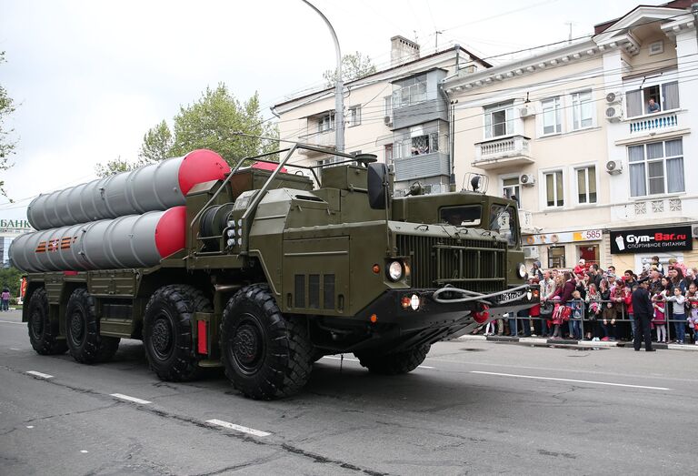 Колонна военной техники во время военного парада, посвященного 72-й годовщине Победы в Великой Отечественной войне 1941-1945 годов, в Новороссийске