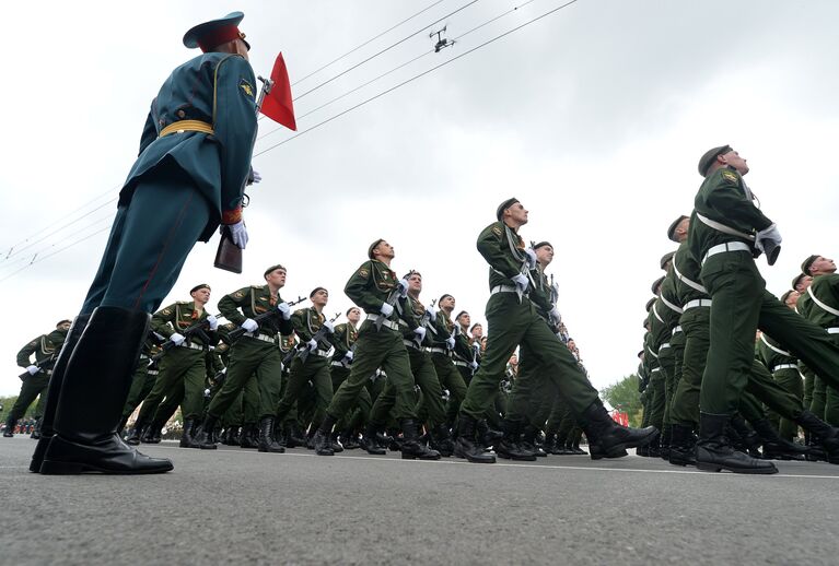 Участники во время военного парада в Ростове-на-Дону, посвящённого 72-й годовщине Победы в Великой Отечественной войне 1941-1945 годов