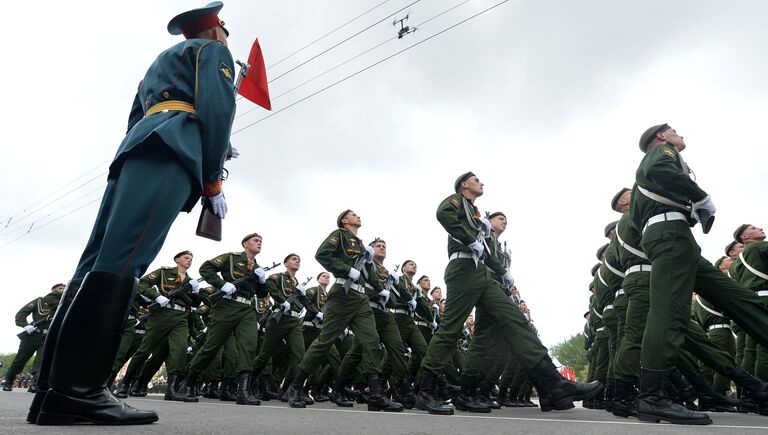 Участники во время военного парада в Ростове-на-Дону, посвящённого 72-й годовщине Победы в Великой Отечественной войне 1941-1945 годов