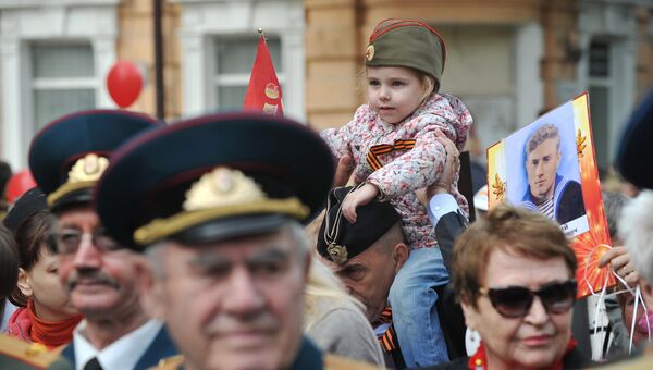 Зрители во время военного парада, посвященного 72-й годовщине Победы в Великой Отечественной войне 1941-1945 годов, в Ростове-на-Дону
