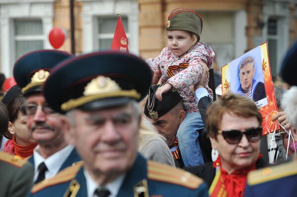 Зрители во время военного парада, посвященного 72-й годовщине Победы в Великой Отечественной войне 1941-1945 годов, в Ростове-на-Дону