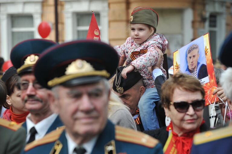 Зрители во время военного парада, посвященного 72-й годовщине Победы в Великой Отечественной войне 1941-1945 годов, в Ростове-на-Дону