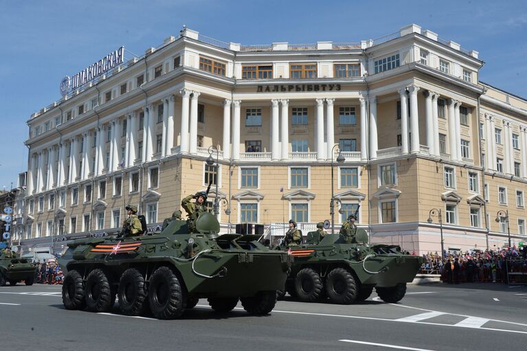 БТР-80 во время военного парада во Владивостоке, посвящённого 72-й годовщине Победы в Великой Отечественной войне 1941-1945 годов