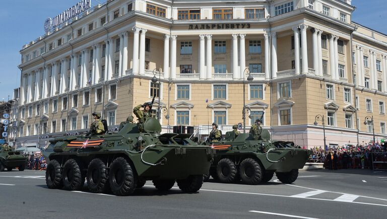 БТР-80 во время военного парада во Владивостоке, посвящённого 72-й годовщине Победы в Великой Отечественной войне 1941-1945 годов