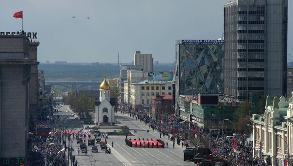 Вертолёты Ми-8 АМТШ во время военного парада на площади им Ленина в Новосибирске, посвящённого 72-й годовщине Победы в Великой Отечественной войне 1941-1945 годов