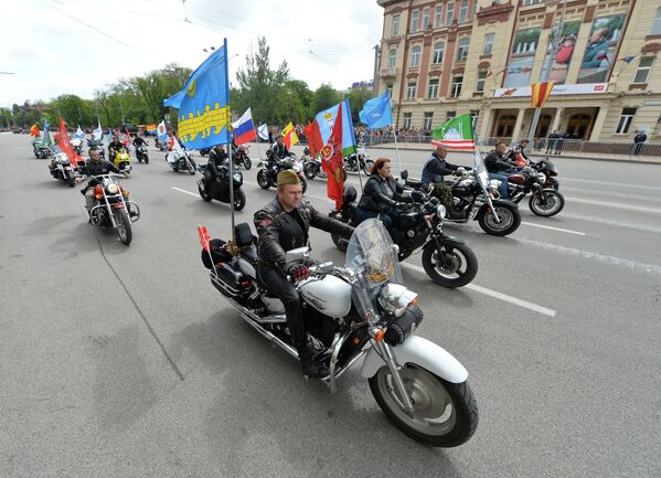 Участники во время военного парада в Ростове-на-Дону, посвящённого 72-й годовщине Победы в Великой Отечественной войне 1941-1945 годов