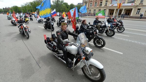 Участники во время военного парада в Ростове-на-Дону, посвящённого 72-й годовщине Победы в Великой Отечественной войне 1941-1945 годов