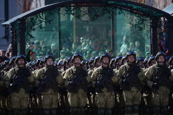 Военнослужащие во время военного парада, посвященного 72-й годовщине Победы в Великой Отечественной войне 1941-1945 годов, в Екатеринбурге