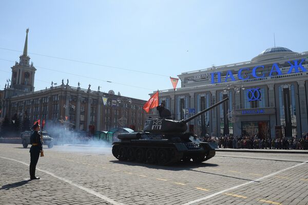 Средний танк Т-34-85 во время военного парада, посвященного 72-й годовщине Победы в Великой Отечественной войне 1941-1945 годов, в Екатеринбурге