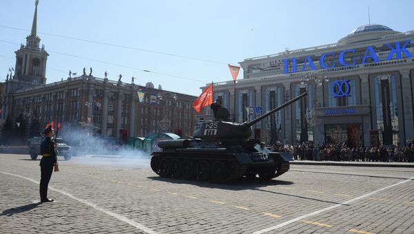 Средний танк Т-34-85 во время военного парада, посвященного 72-й годовщине Победы в Великой Отечественной войне 1941-1945 годов, в Екатеринбурге