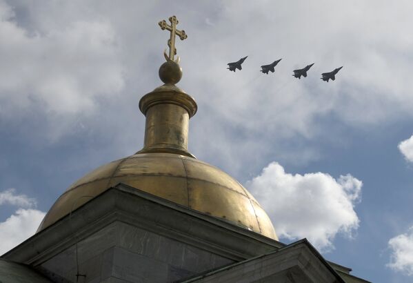 Самолеты-перехватчики МиГ 31 в небе во время военного парада в Санкт-Петербурге, посвящённого 72-й годовщине Победы в Великой Отечественной войне 1941-1945 годов