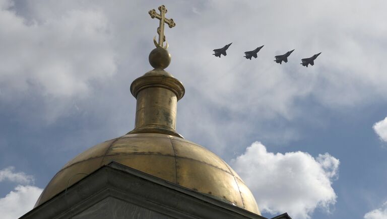 Самолеты-перехватчики МиГ 31 в небе во время военного парада в Санкт-Петербурге, посвящённого 72-й годовщине Победы в Великой Отечественной войне 1941-1945 годов