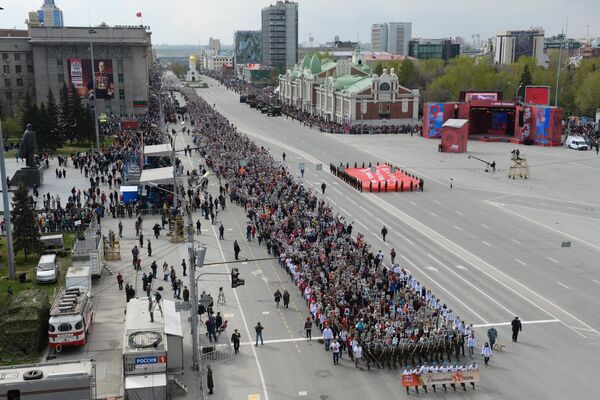 Участники марша Бессмертный полк на площади имени Ленина в Новосибирске