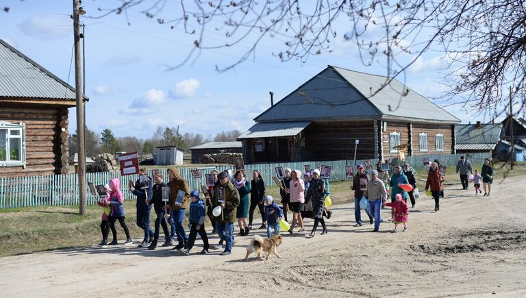 Участники акции Бессмертный полк в деревне Бобровка Омской области