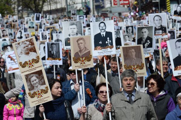 Участники марша Бессмертный полк во Владивостоке