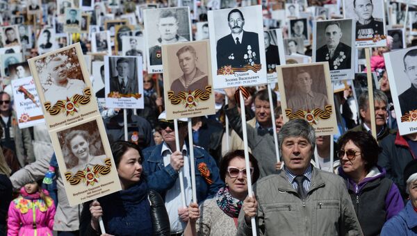 Участники марша Бессмертный полк во Владивостоке