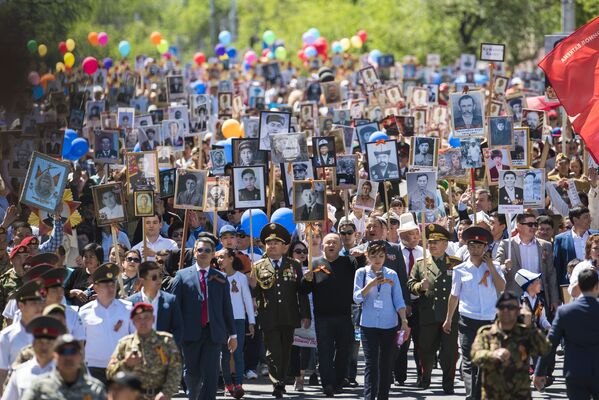 Участники акции Бессмертный полк в Бишкеке