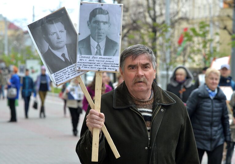 Участники акции Бессмертный полк в Минске