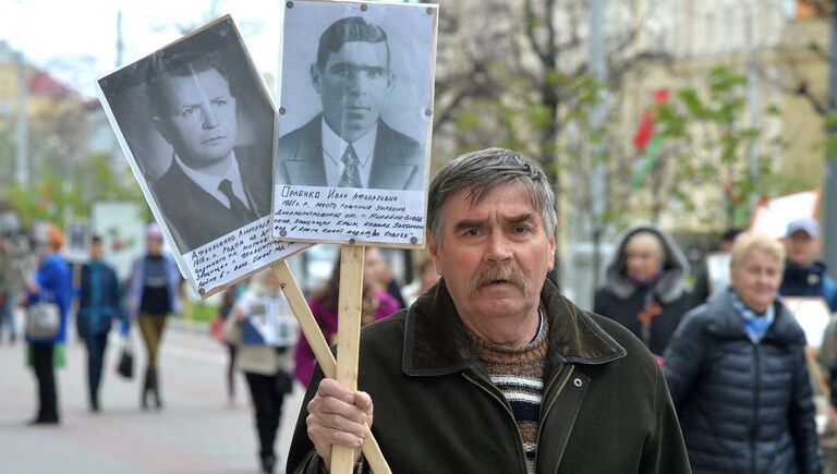 Участники акции Бессмертный полк в Минске