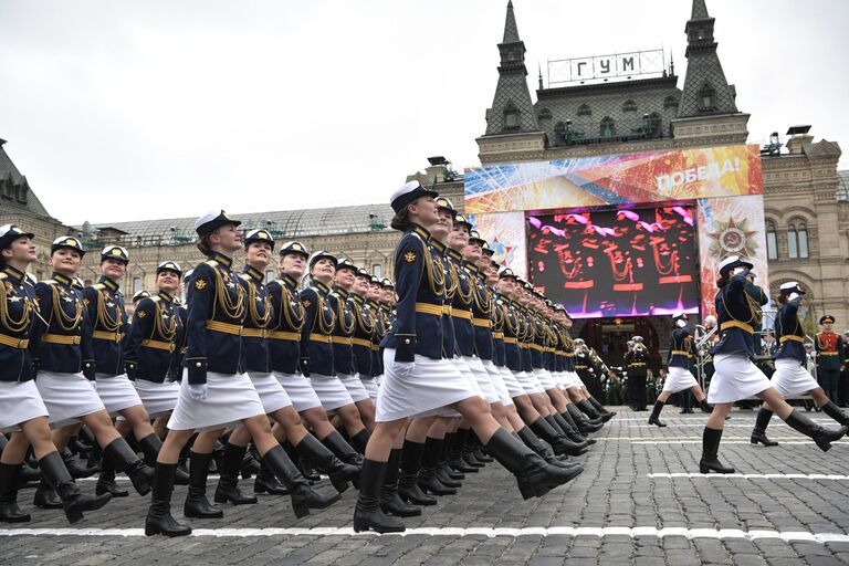 Военнослужащие во время военного парада в Москве, посвящённого 72-й годовщине Победы в Великой Отечественной войне 1941-1945 годов