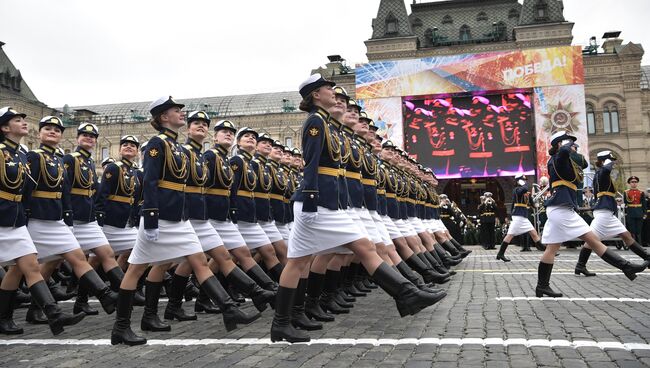 Военнослужащие во время военного парада в Москве, посвящённого 72-й годовщине Победы в Великой Отечественной войне 1941-1945 годов