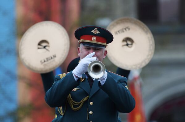 Музыкант на военном параде, посвященном 72-й годовщине Победы в Великой Отечественной войне 1941-1945 годов