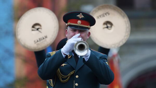 Музыкант на военном параде, посвященном 72-й годовщине Победы в Великой Отечественной войне 1941-1945 годов