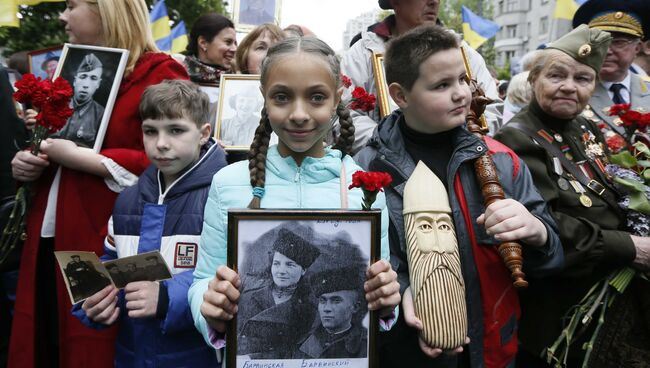 Участники акции Бессмертный полк в Киеве