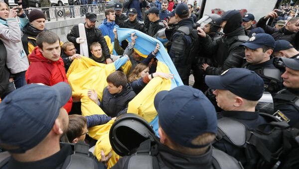 Сотрудники ОМОНа блокируют людей, пытавшихся сорвать акцию Бессмертный полк в Киеве