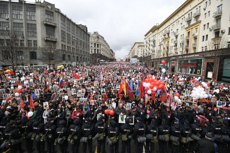 Участники акции Бессмертный полк на Тверской улице в Москве