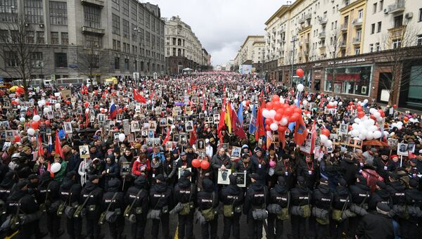 Участники акции Бессмертный полк на Тверской улице в Москве