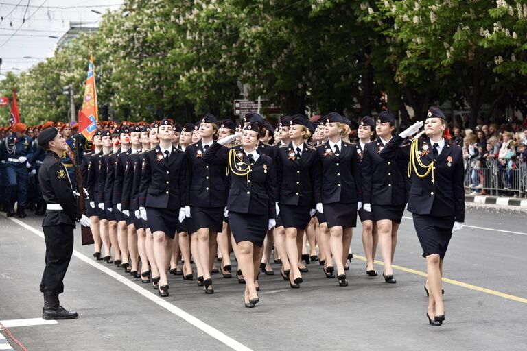 Девушки-курсанты во время военного парада, посвященного 72-й годовщине Победы в Великой Отечественной войне 1941-1945 годов, в Симферополе