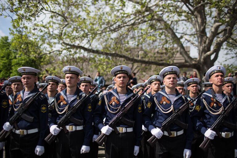 Моряки-черноморцы на военном параде в Севастополе, посвященном 72-й годовщине Победы в Великой Отечественной войне и 73-й годовщине освобождения города от немецко-фашистских захватчиков