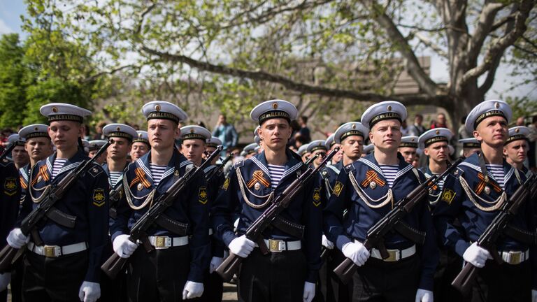 Моряки-черноморцы на военном параде в Севастополе, посвященном 72-й годовщине Победы в Великой Отечественной войне и 73-й годовщине освобождения города от немецко-фашистских захватчиков