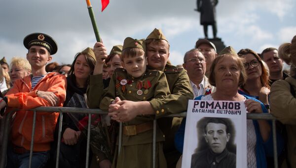 Жители Севастополя во время военного парада в Севастополе, посвященном 72-й годовщине Победы в Великой Отечественной войне и 73-й годовщине освобождения города от немецко-фашистских захватчиков