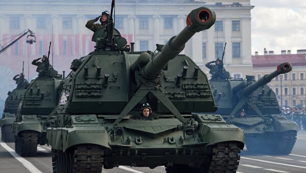 Самоходная артиллерийская установка (САУ) Мста-С во время военного парада на Дворцовой площади в Санкт-Петербурге