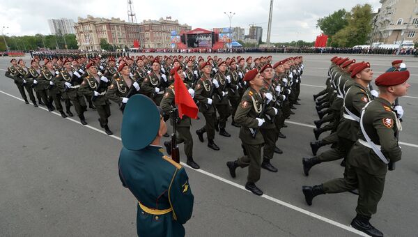 Участники во время военного парада в Ростове-на-Дону, посвящённого 72-й годовщине Победы в Великой Отечественной войне