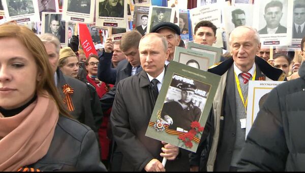 Путин с портретом отца прошел в строю Бессмертного полка в Москве