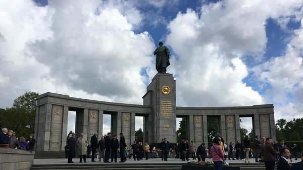 В Берлине возложили венки к мемориалу павшим советским воинам - Тиргартен