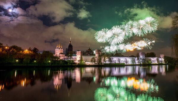 Праздничный салют в честь Дня Победы у Новодевичьего монастыря в Москве Праздничный салют в честь Дня Победы у Новодевичьего монастыря в Москве