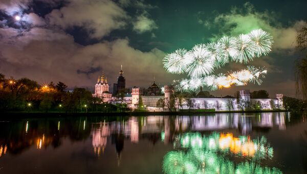 Праздничный салют в честь Дня Победы у Новодевичьего монастыря в Москве