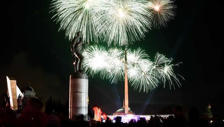 Праздничный салют в честь Дня Победы на Поклонной горе в Москве