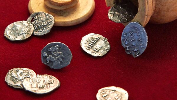 Cеребряные монеты времен Ивана Грозного, найденные в центре Москвы