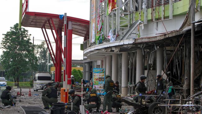 Военные на месте взрыва у супермаркета в Таиланде