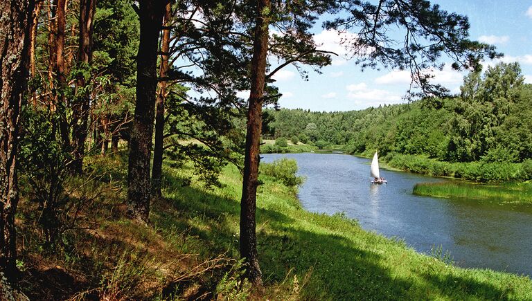 По территории национального парка протекает река Угра, ее берега - необычайно живописное место.